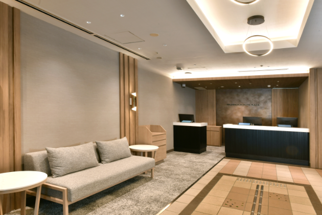 アロマの香りが拡がる落ち着いた雰囲気のロビー