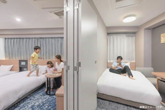 コネクティングルームで寛ぐファミリー
