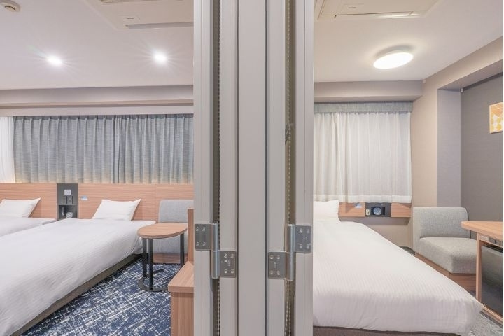 コネクティングルームで寛ぐファミリー