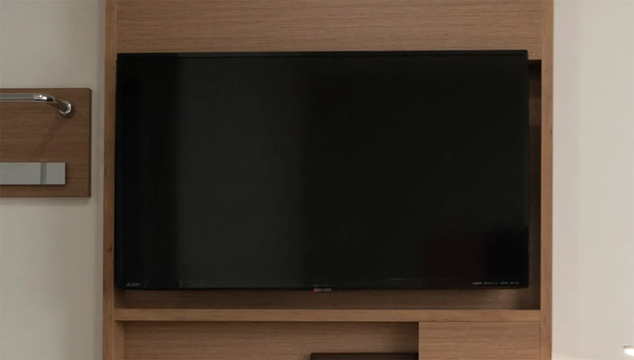 画像：ツインルーム壁掛けテレビ