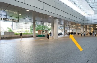 画像:ルート説明2 桜通口を出ると右斜め方向に進みます。