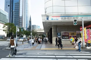 画像:ルート説明3 名鉄名古屋駅が見えますのでそのまま直進します。