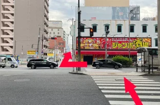 上に高架のある信号を渡ります。