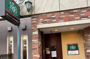 信号を渡ってから約100M直進しますと、右手にホテルが見えてきます。