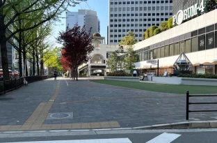 まっすぐ歩きます。