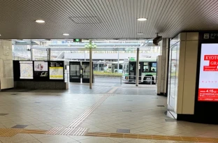 正面のバスタ－ミナルの方へまっすぐ進みます。