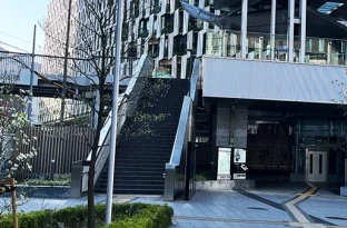 正面の階段の上ります。