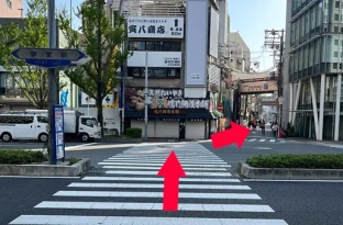 横断歩道が左手にみえてきます。渡った先にはたい焼き屋さんがみえます。