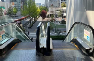 エスカレ－タ－を下ります。