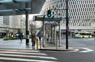 左手側の横断歩道を渡ります。