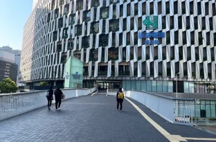 阪神百貨店の方へ歩きます。