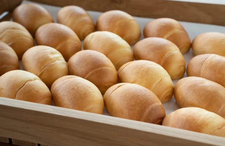 画像：毎朝焼き上げている焼きたてパン