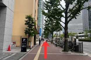 真っ直ぐ約100M進みます。