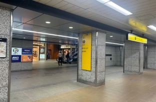 地下鉄谷町線東梅田駅6番出口をあがります。