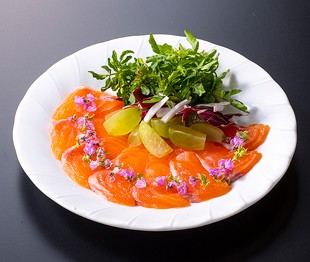 甲斐サーモンのカルパッチョ