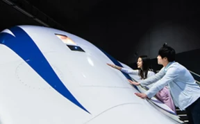 画像：リニア・鉄道館で新幹線をさわる人