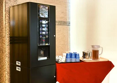 画像：コーヒーマシンとソフトドリンク