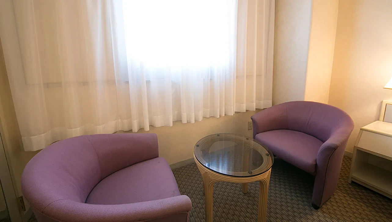 広いベッドで快適な眠りを