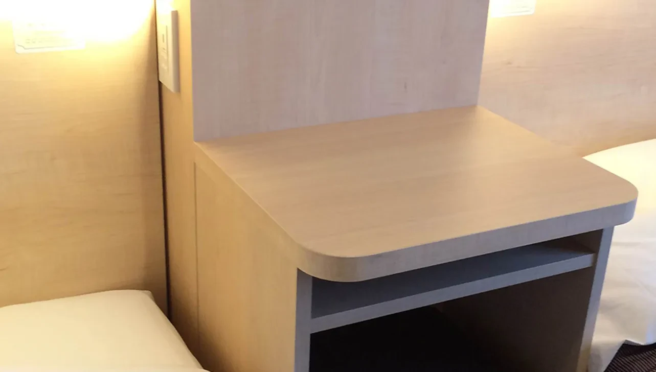 写真：エコノミーツインルームサイドテーブル