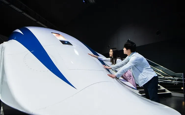 画像：リニア・鉄道館で新幹線をさわる人