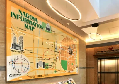 画像：壁に掲載されたホテル周辺情報