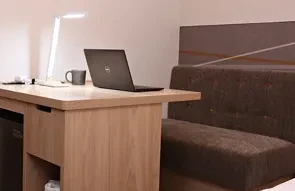 画像:大型デスクとベンチソファ