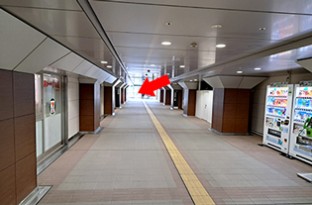 2階は改札を背に左手側に進んでください。突当り左手にエスカレーターがございますので、1階に降りて下さい。→05へ