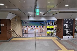 改札(2階)を出ましたら1階2階どちらでもかまいませんので、左手(西口方面)に向かってください。 1階→02へ  2階→03へ
