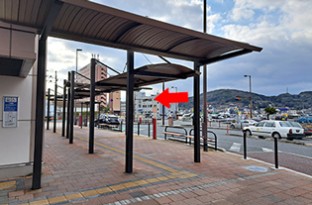 駅を出ますと左手に見える信号機を目標にお進みください。 →06へ