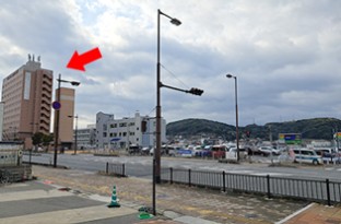 信号機に到達しますと前方にホテルをご確認いただけますので横断歩道をお渡り頂いて徒歩約1分程でございます。