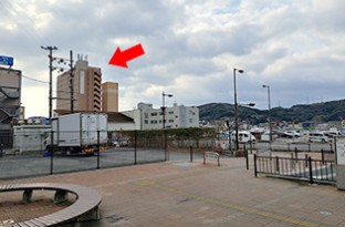 正面にホテルをご確認できます。 横断歩道を渡って徒歩1分程度です。