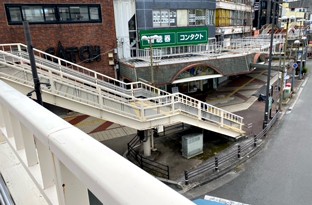歩道橋突き当りを右に降り、直進してください。