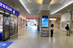 改札を出て正面出口を出られましたら右へお進みください。