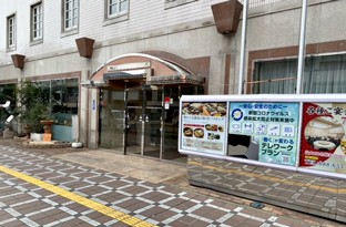 横断歩道を渡られましたら徳島ワシントンホテル正面玄関でございます。