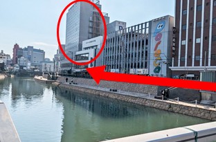博多橋を渡って左に曲がり、川沿いを直進ください。