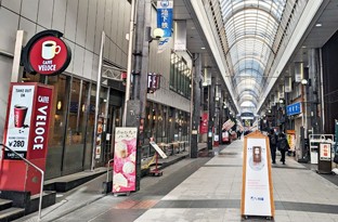 川端商店街に出ます。左に曲がってアーケード内をまっすぐお進みください。