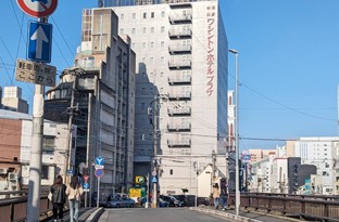 右側の橋を渡るとホテルがあります。