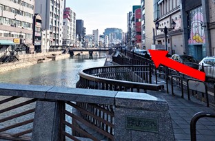 ビルの角を右へ曲がり、博多川を左手にして、直進してください。