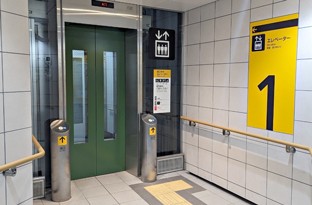 西改札口を出て、①出口のエレベーターで1階へ上がってください。