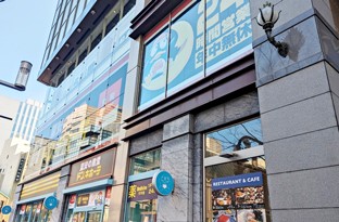 地上へ出たら右へ曲がってください。(ドン・キホーテが入っているビルの1階へ出ます)