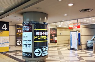 中洲改札口を出て、④出口のエスカレーターで上がってください。