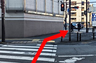 右側の短い横断歩道を渡ってください。