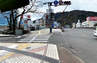 新町橋を渡り、直進してください。