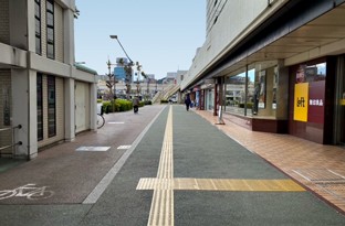 三越左側の歩道を突き当りまでお進みください。