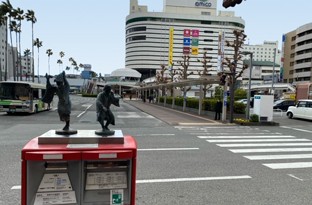 信号のある横断歩道を三越デパート方面へお進みください。