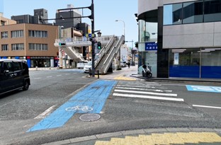約400m直進されますと東大工町の交差点がございます。信号のある横断歩道を直進してください。