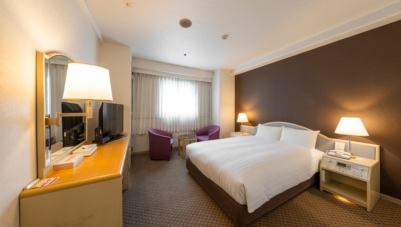 広いベッドで快適な眠りを