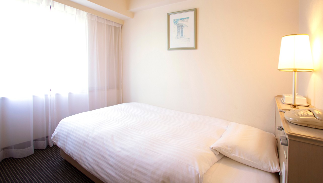 写真：シングルルームベッド周辺