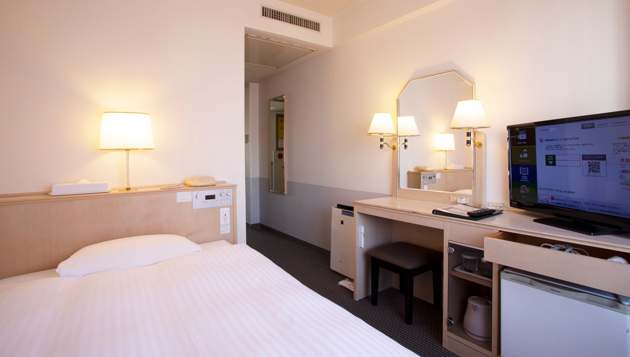 写真：シングルルームベッド周辺