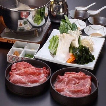 写真:あか牛と季節野菜のしゃぶしゃぶ